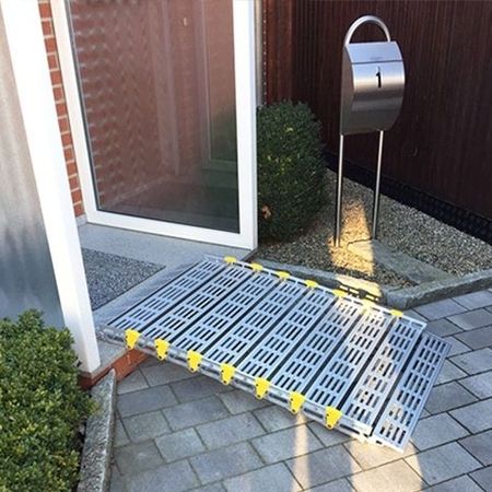 rollstuhlrampe-aufrollbar-fuer-eine-stufe_612