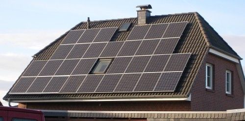 Photovoltaikanlage auf der Ostseite eines Hausdaches