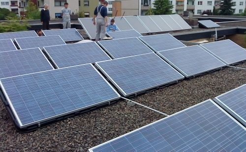 Photovoltaikanlage auf dem Flachdach eines Bungalows